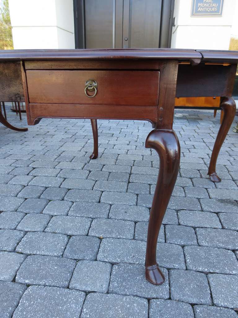 Late 18th-Early 19th Century Mahogany Drop Leaf Table For Sale 13