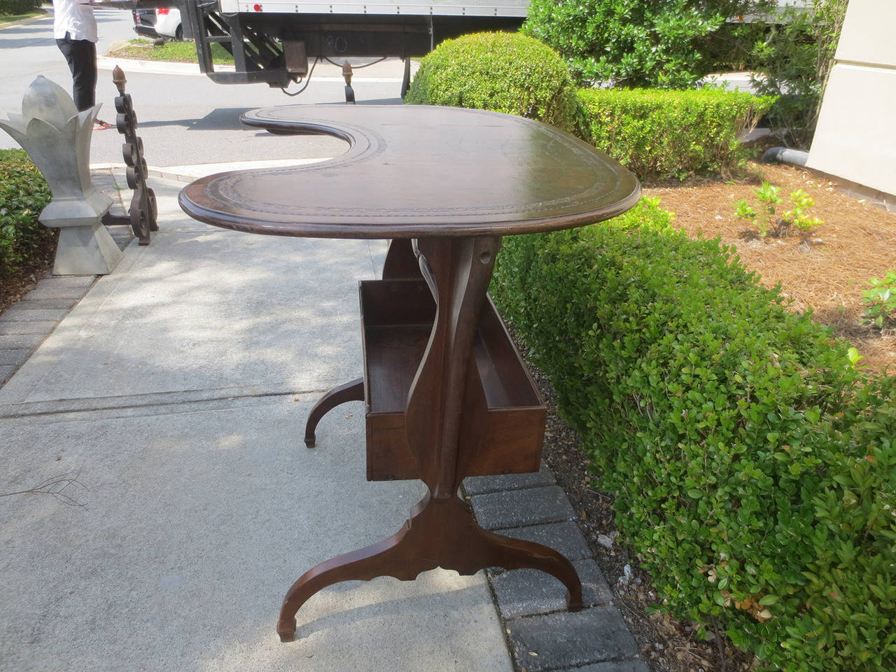 18th-19th Century French Kidney Shape Leather Top Writing Table In Good Condition In Atlanta, GA