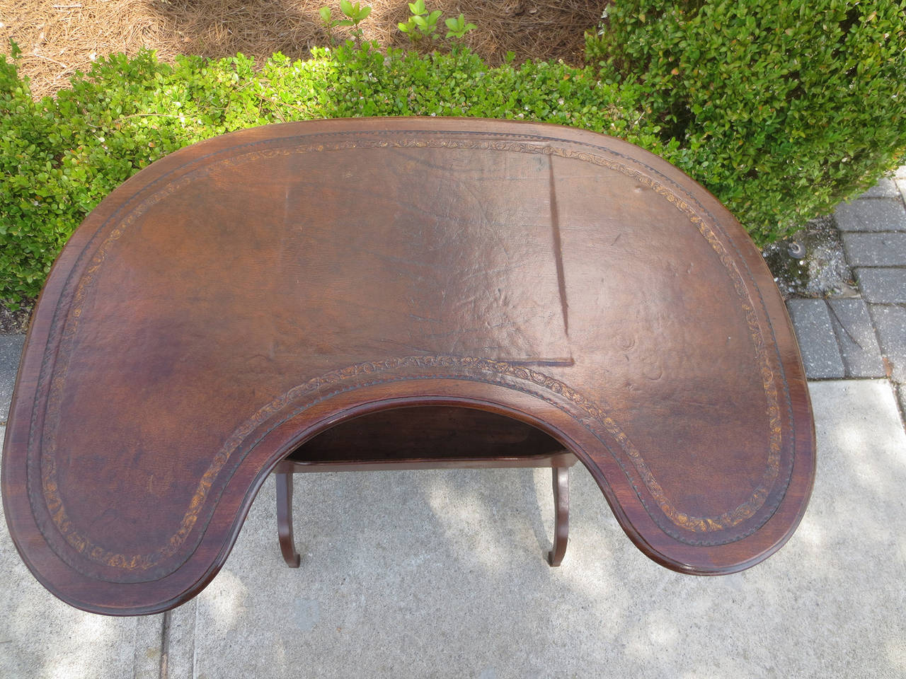 18th-19th Century French Kidney Shape Leather Top Writing Table 1