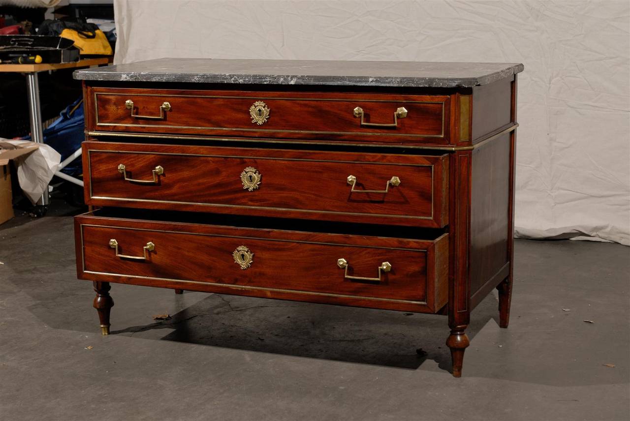 French Marble-Top Mahogany Directoire Commode, circa 1800 In Excellent Condition In Atlanta, GA