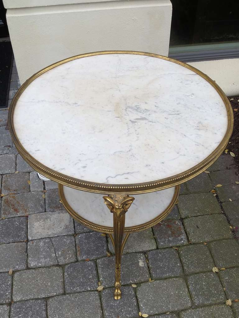 Table guéridon de style Louis XVI en marbre et bronze doré du XXe siècle.