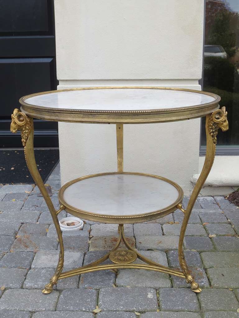 Table guéridon de style Louis XVI du 20ème siècle en marbre et bronze doré 1