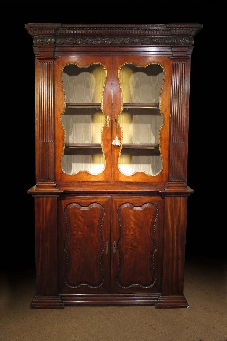 Georgian Bookcase Cabinet circa 1745 In Excellent Condition In New York, NY