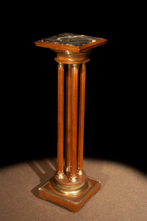 French Directoire Style Mahogany and Brass Detailed Pedestal In Excellent Condition For Sale In New York, NY