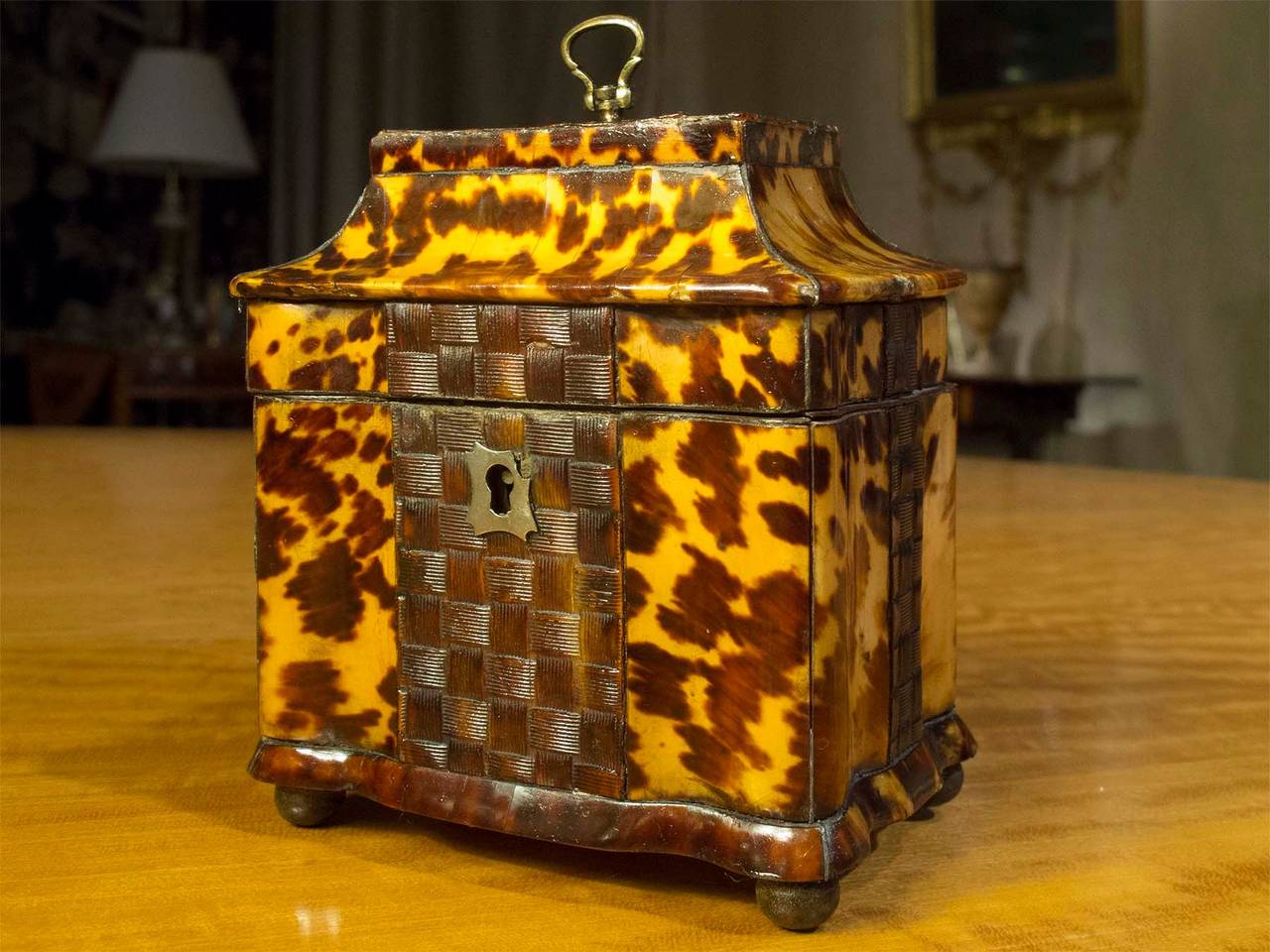 # ZA662 - Rectangular Pressed tortoiseshell Tea Caddy with “weave” component on front and verso.
English, circa 1800

Click on 