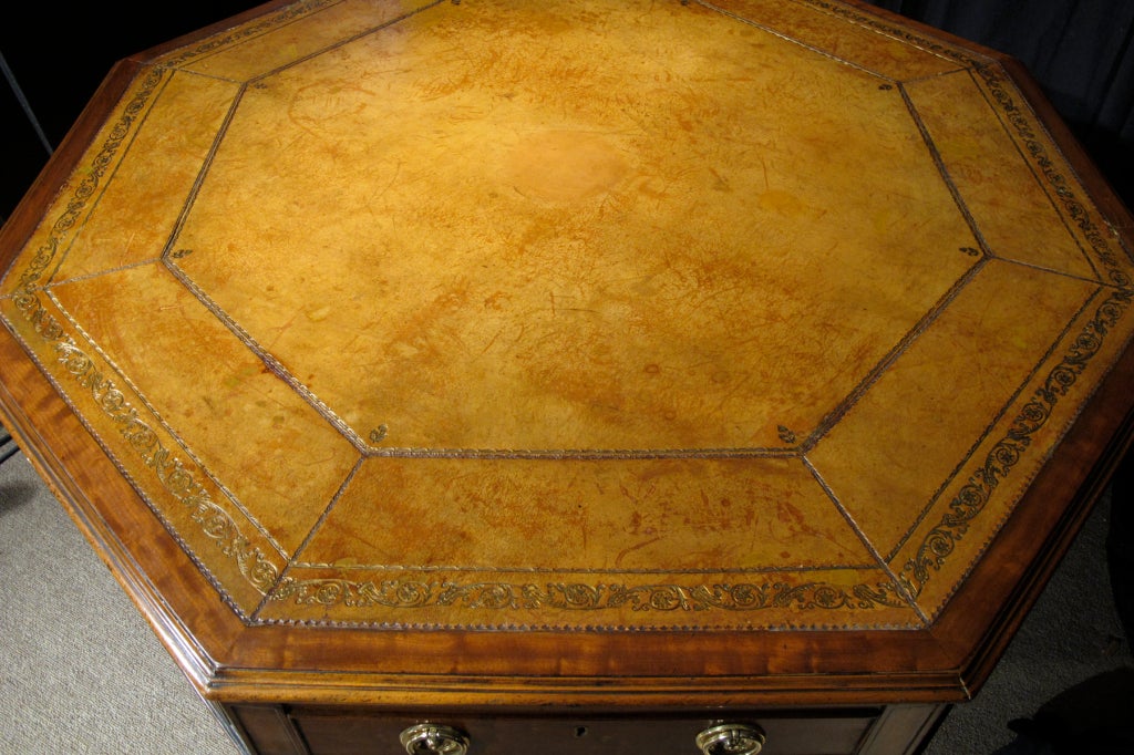 Octagonal Regency Style Library Drum Table. English, Mid 19th Century In Good Condition In New York, NY
