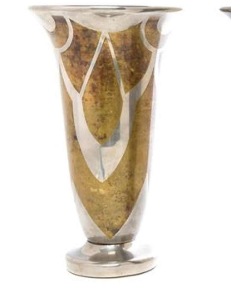# ZA1073 - Fine et rare paire de vases Art Déco en métal mixte estampillés par le fabricant Jacques Douau, marqués J. Douau Editions d'Art Made in France. La forme en trompette est décorée de manière classique avec des motifs géométriques typiques