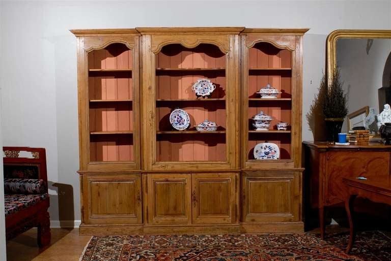 Large Pine Bookcase In Excellent Condition In Chamblee, GA