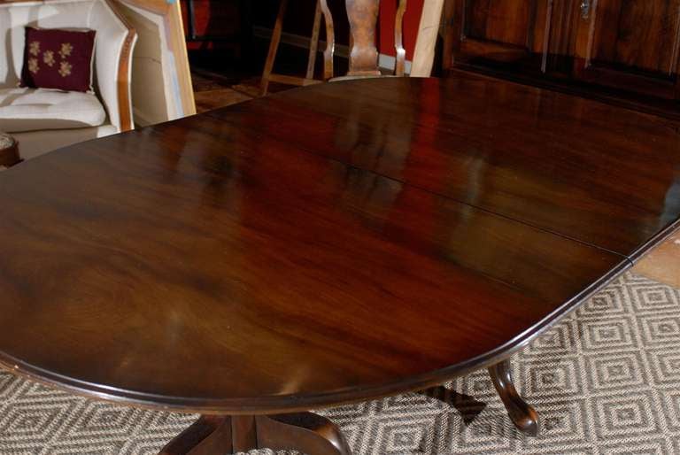 Lovely 19th century Queen Ann mahogany dining table.