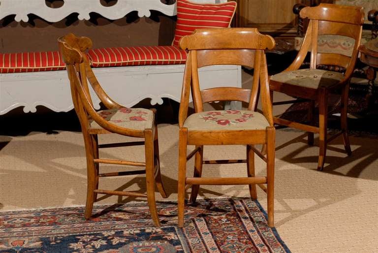 Card Table and Chairs In Excellent Condition In Chamblee, GA