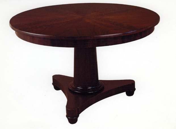 This is an exceptional dining or center table from New York.  In the style of Meeks, it has exquisite mahogany veneer on the top that creates a masterful design.  The veneer is in excellent condition with no repairs.  The overhanging top rests on a