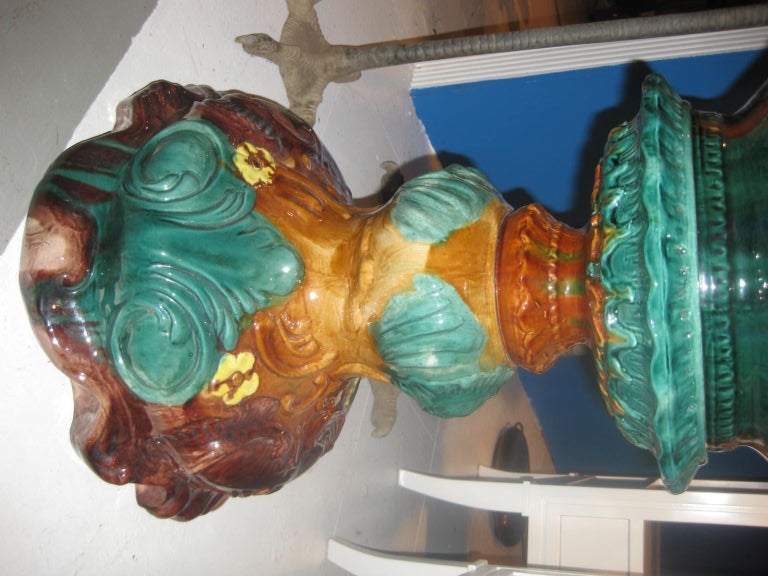 Large Majolica Jardiniere On Pedestal In Good Condition In Stamford, CT