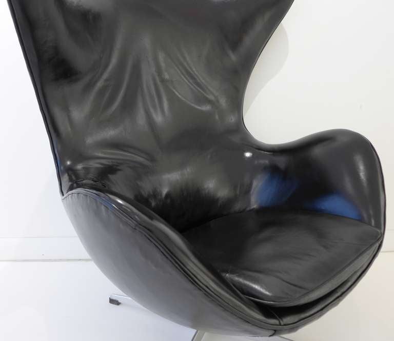 Scandinavian Modern Vintage Jacobsen 'Egg' Chair in Black Leather