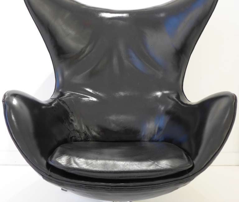 Danish Vintage Jacobsen 'Egg' Chair in Black Leather