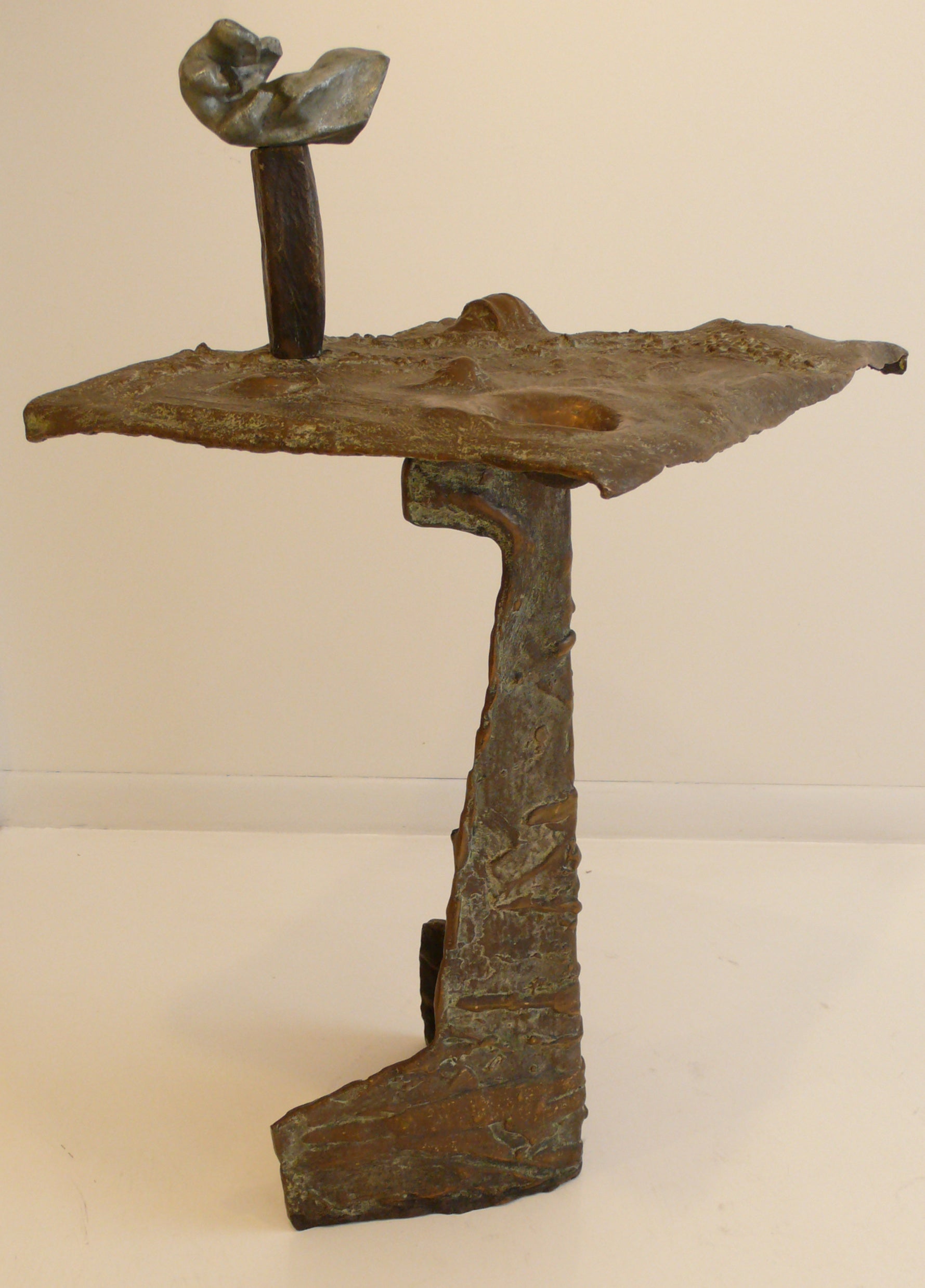 Une sculpture abstraite signée Frederick Kiesler