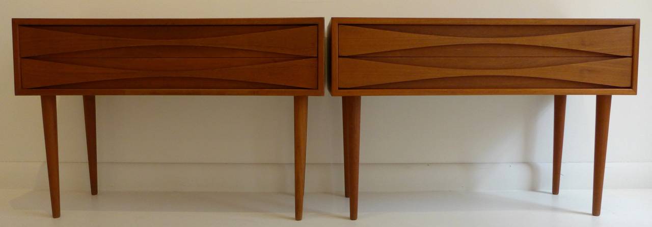 Pair of teak nightstands with birch interiors, the longer of two sizes made, featuring drawer pulls that are reverse curves. Designed by Arne Vodder and made by Sibast Mobler, circa 1960. In good vintage condition, they have been cleaned and