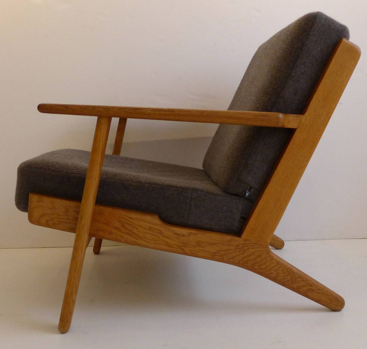 Pair of Hans Wegner GE-290 Armchairs In Excellent Condition In New York, NY