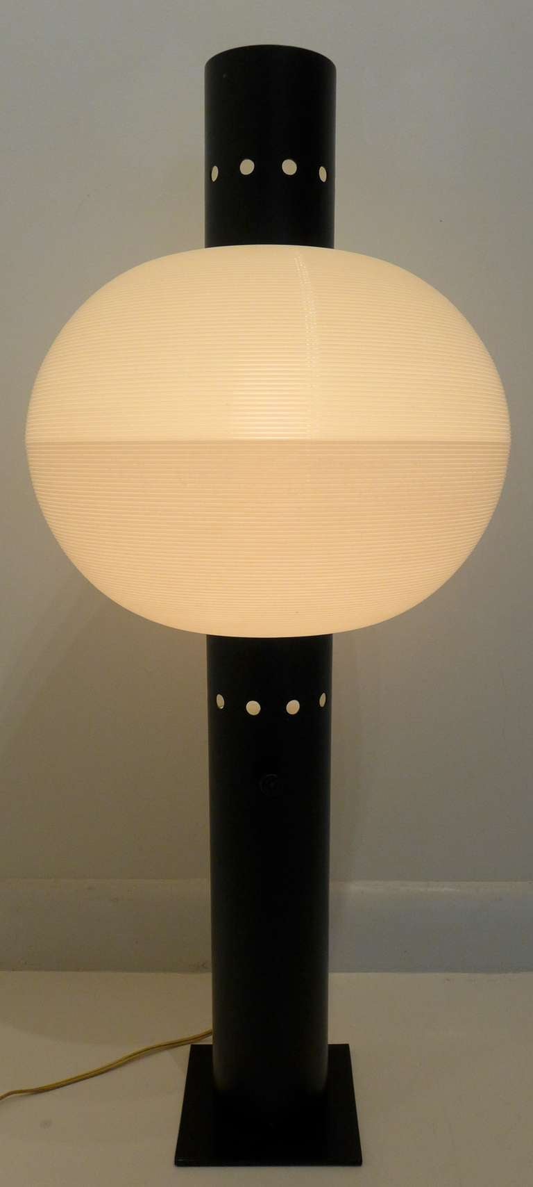 Table lamp consisting of an oval Rotaflex globe and a two-piece cylindrical column with perforations. Manufactured by Heifetz as model T-13, circa 1954.
A rare Heifetz design in excellent original condition. Probably of American origin, but