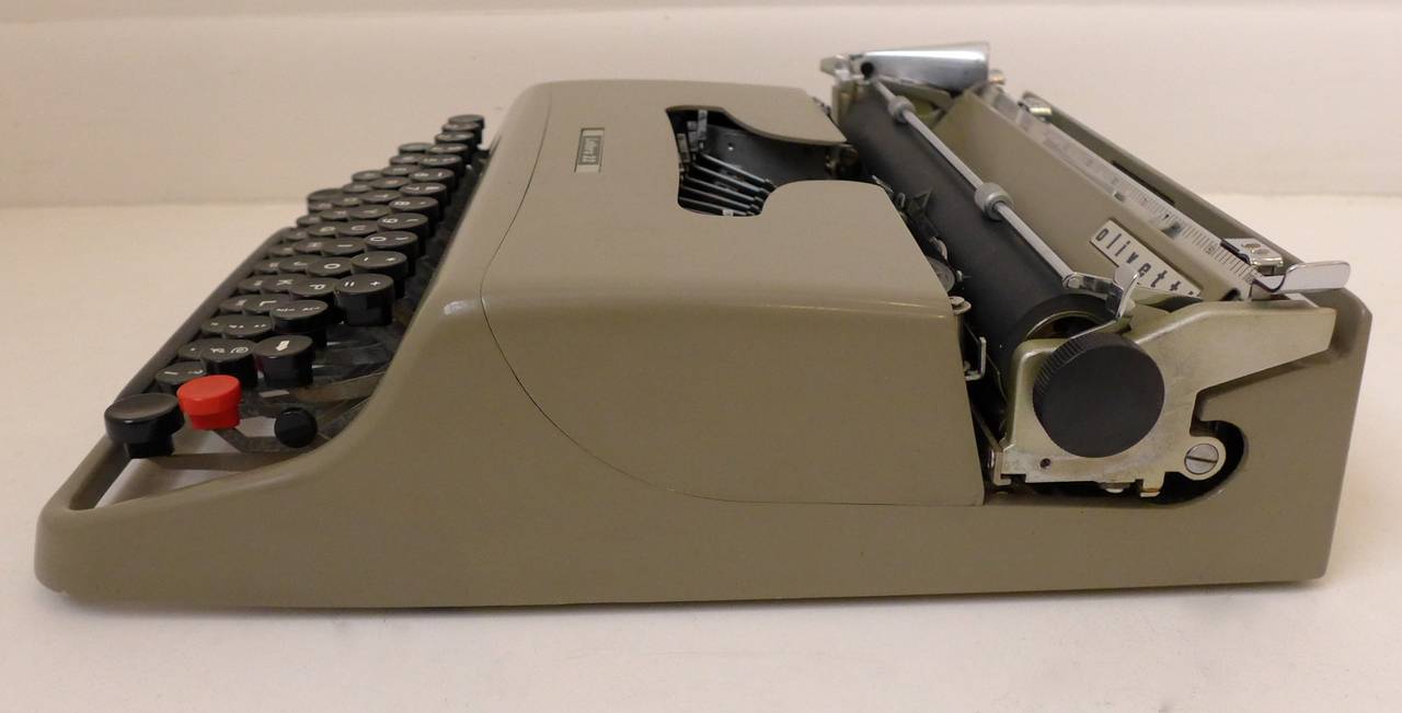 Mid-Century Modern Lettera 22 Portable Typewriter by Olivetti