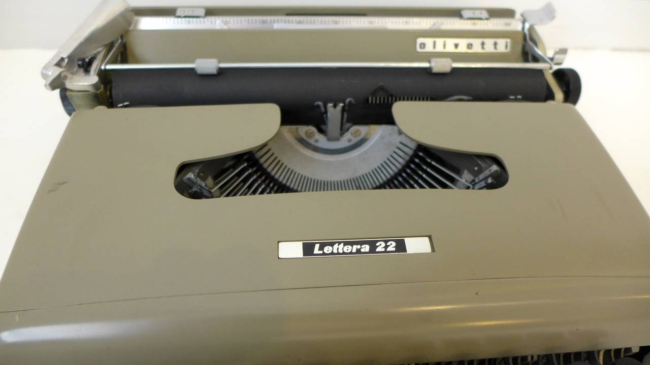 Lettera 22 Portable Typewriter by Olivetti In Excellent Condition In New York, NY