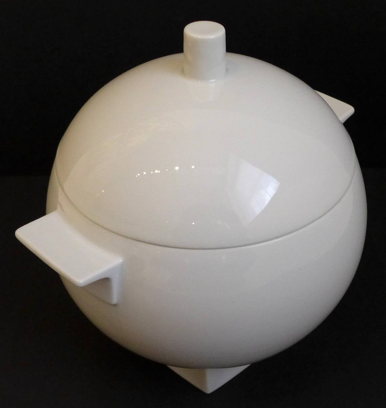 Covered vessel designed by Italian artist and architect Aldo Rossi as part of his Il Faro series for Rosental studio line. Known for his postmodern designs for Alessi, Rossi designed Il Faro (The Lighthouse) in 1994. The all-white version emphasizes