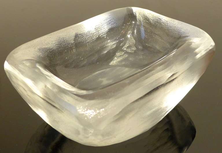Coupe en verre transparent avec technique battuto (martelée) conçue par Vicke Lindstrand pour Orrefors, c. 1950.  Signature incisée, 
