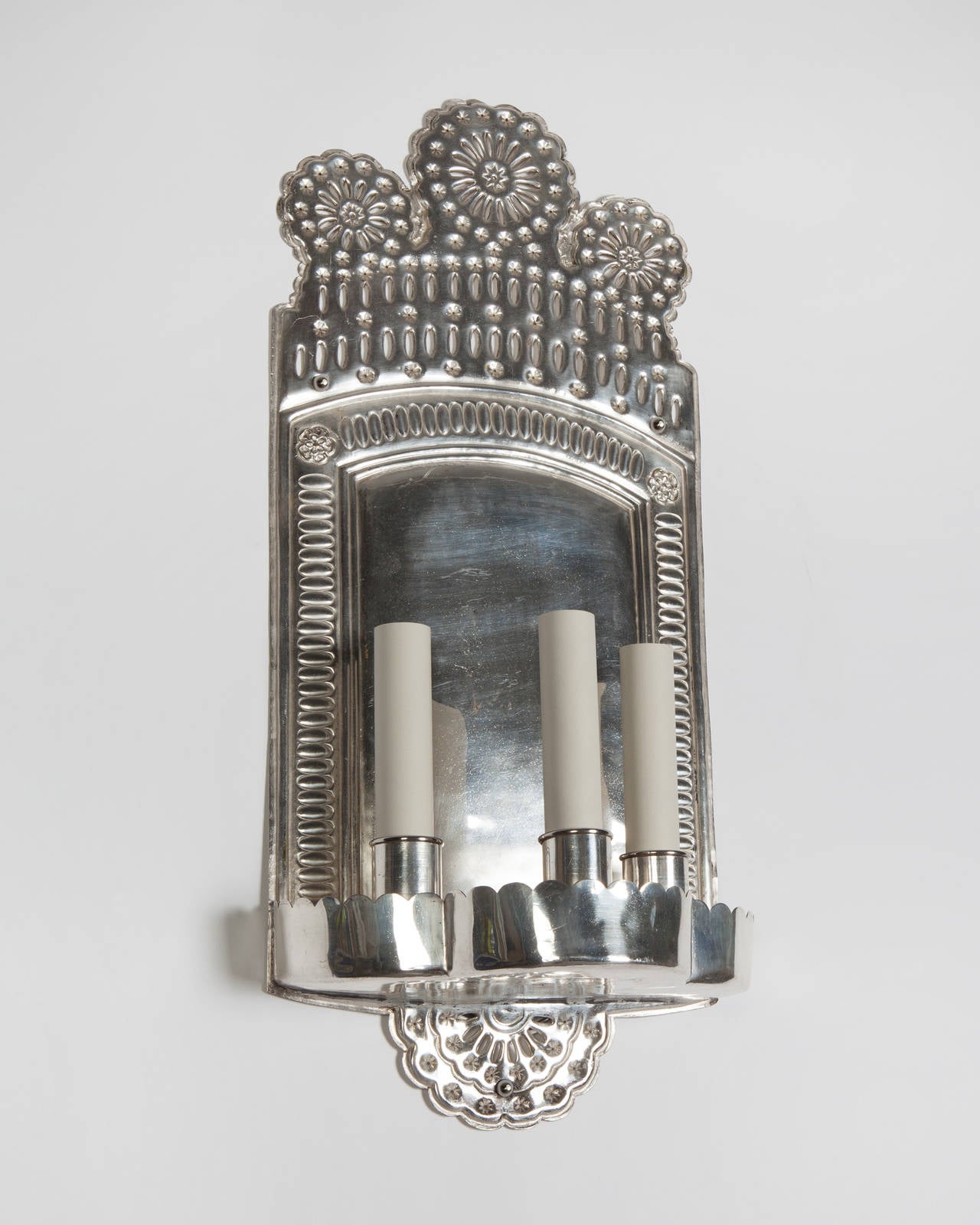 AIS2909

Circa 1900
A pair of antique, repousse silverplate sconces, having three uprights in a lobed tray set in front of a bellied rectangular backplate, surmounted by pinwheel floral details.

Dimensions:
Overall: 21-1/2