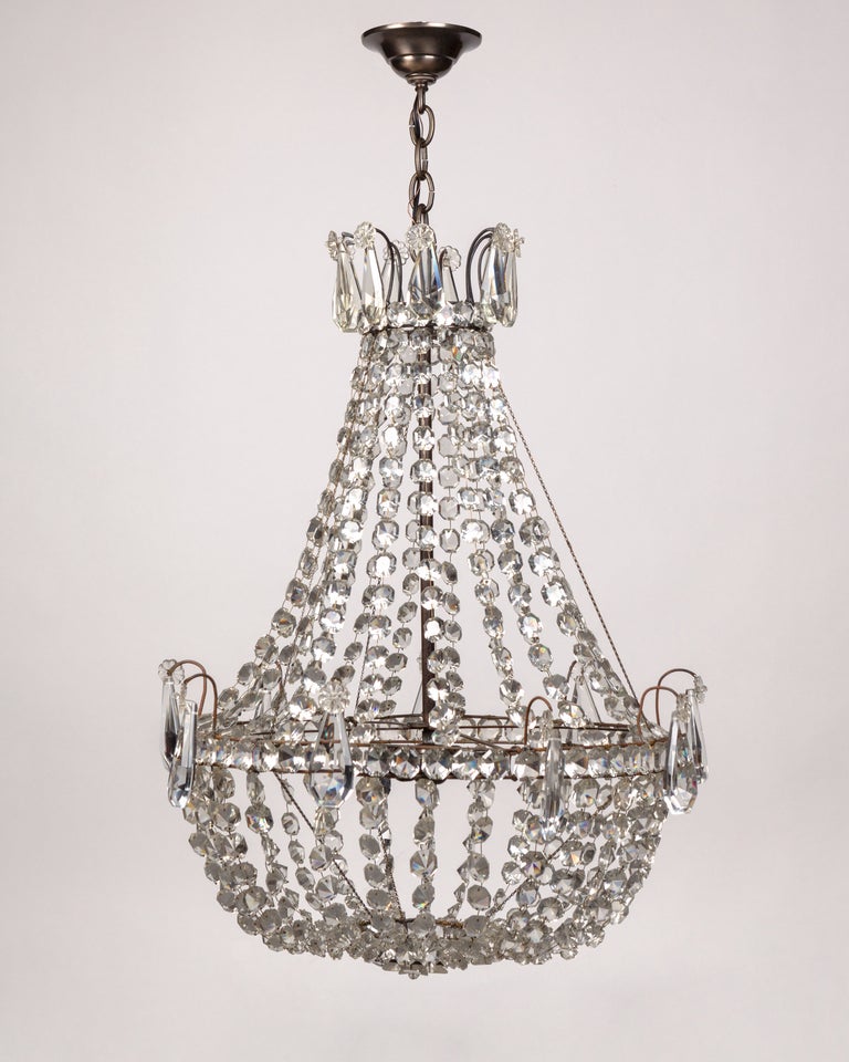 AHL3734

A delicate antique chandelier made of swagged ropes of crystal rosettes, accented at the belt and collar with sprays holding large faceted prisms. With darkened brass and steel framing.

Current height: 66-1/2