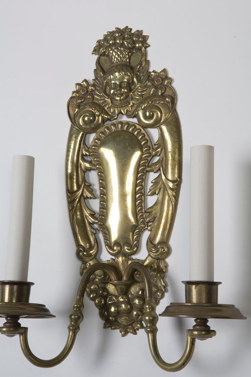 Neoclassico Due lampade a braccio in ottone E. F. A. Caldwell con motivo di frutta e foglie, circa 1910 in vendita