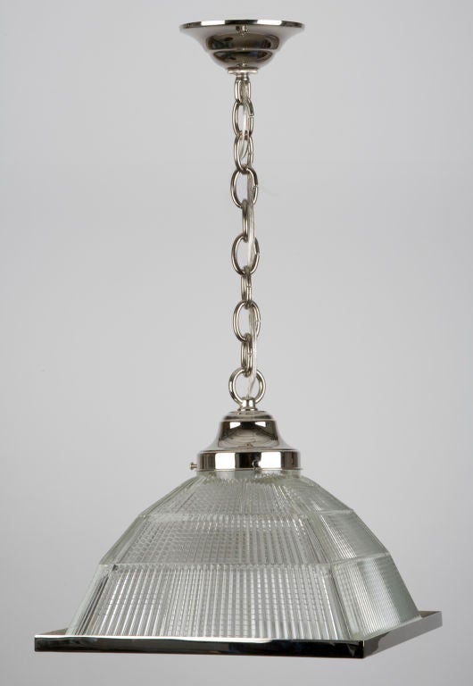 AHL3612
Un pezzo di vetro olofane piramidale d'epoca con un diffusore a fondo quadrato su un attacco a sospensione in nichel lucido realizzato su misura nel laboratorio di Remains Lighting Co. A causa della natura antica di questi apparecchi,