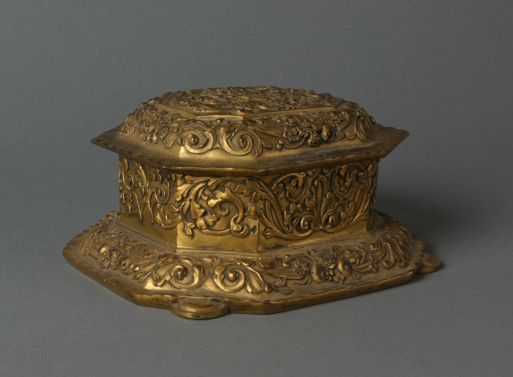 Boîte à bijoux en cuivre doré avec velours rouge signée par E. F. Caldwell, vers 1920 Bon état - En vente à New York, NY