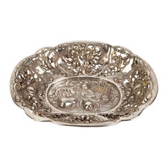Bandeja de plata de ley con detalles frutales y foliados de E. F. Caldwell, c. 1920