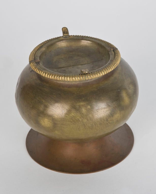ATA1394

A copper-footed brass ashtray with a cast gadrooned lip and hinged lid. Signed by the New York maker E. F. Caldwell.

Overall: 4-1/2