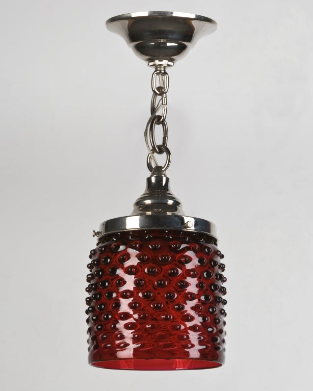 Nickel-Pendelleuchte mit rotem, mundgeblasenem, gemustertem Glaszylinder, um 1900 (Beschichtet) im Angebot