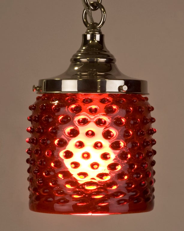 Americano Ciondolo in nichel con cilindro in vetro rosso soffiato a mano con motivo Hobnail, circa 1900 in vendita