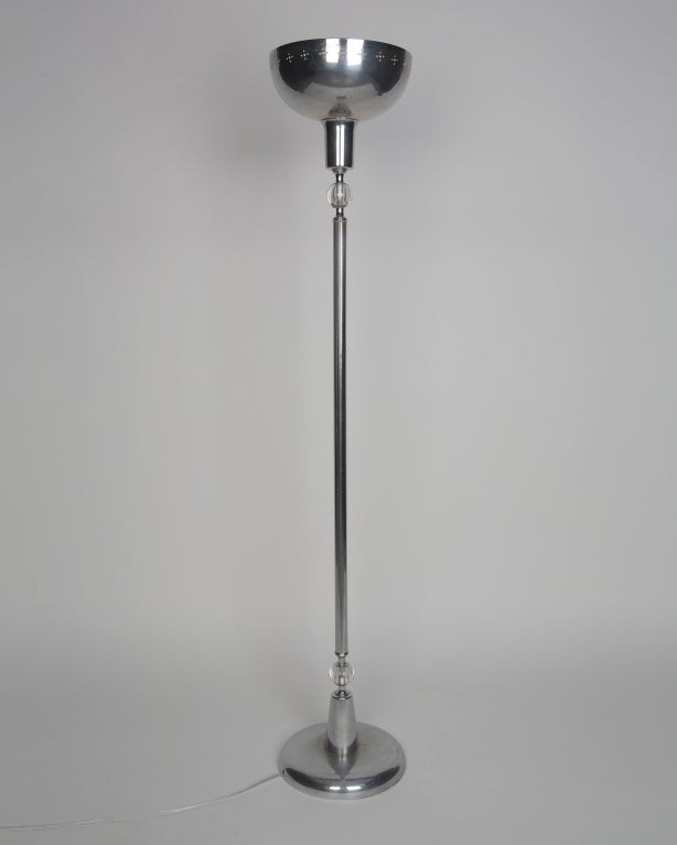 Américain Lampadaire torchère Art Moderne chromé vintage avec détails en verre, vers les années 1940 en vente