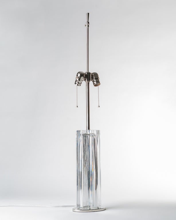 Österreichische Säulen-Tischlampe aus geschliffenem Kristall von Claus Josef Riedel, ca. 1960er Jahre (Art déco) im Angebot