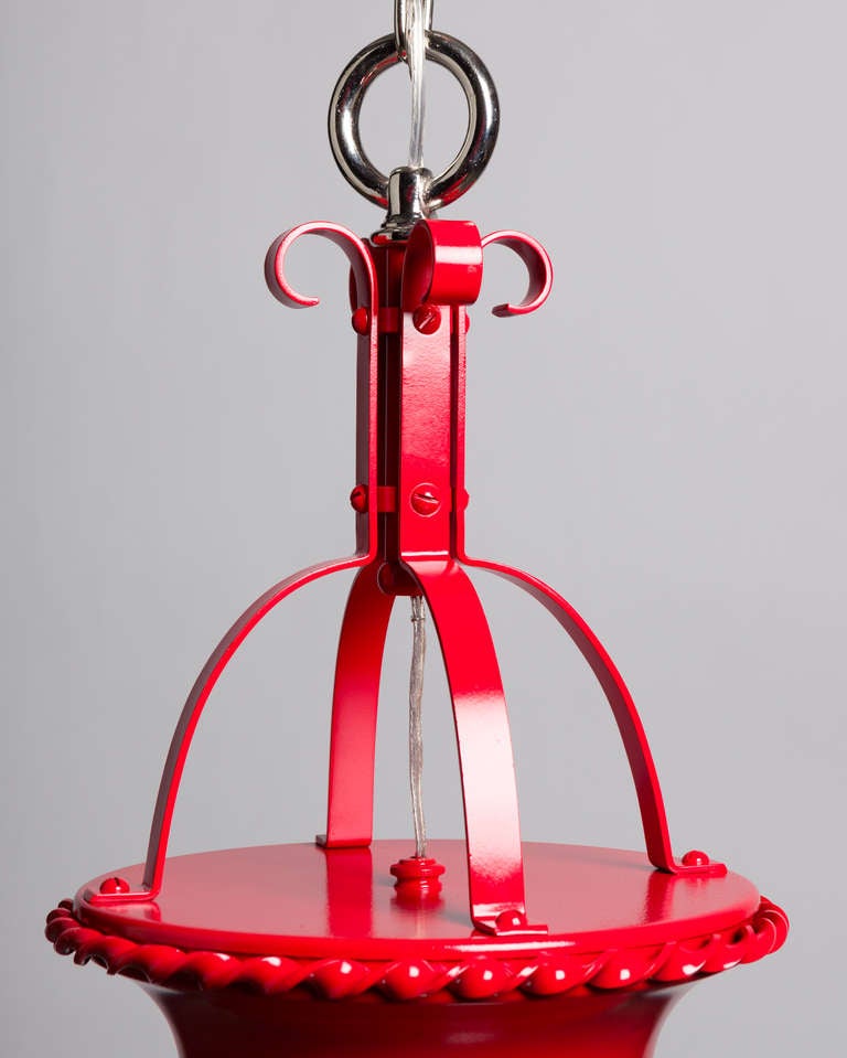 AHL3748

An antique lantern with a large clear blown glass globe held on twist-detailed fittings in a vibrant red lacquer and polished nickel finish.

Current height: 69-1/4