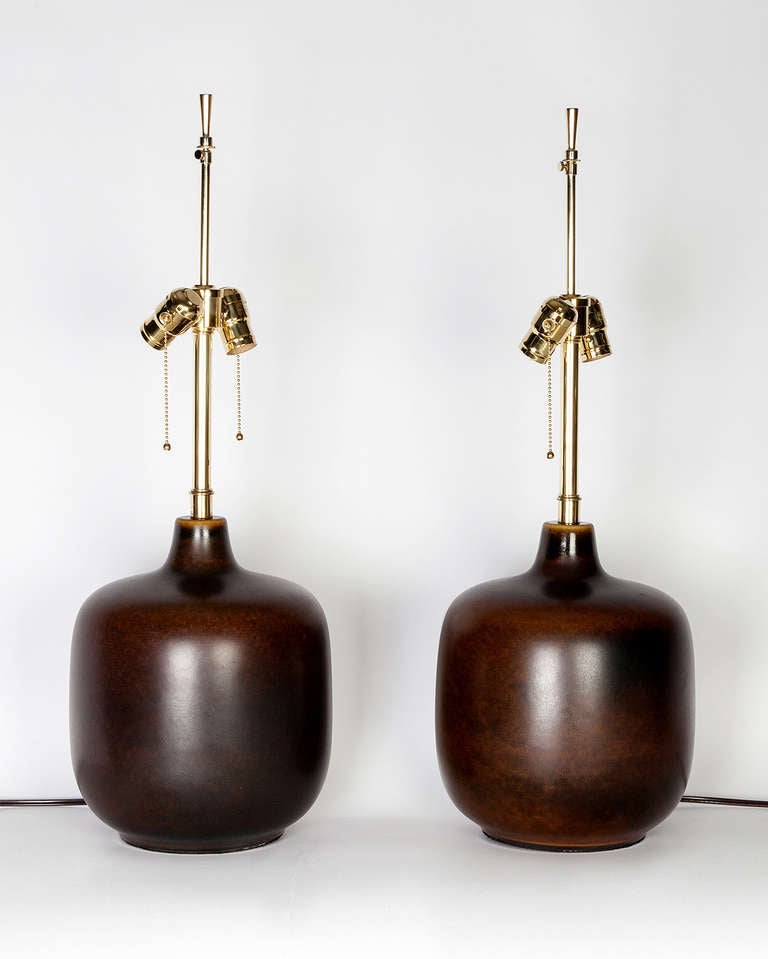 ATL1877

Circa 1960
A pair of porcelain table lamps with a rich brown glaze and polished brass fittings.

DIMENSIONS
Overall: 28