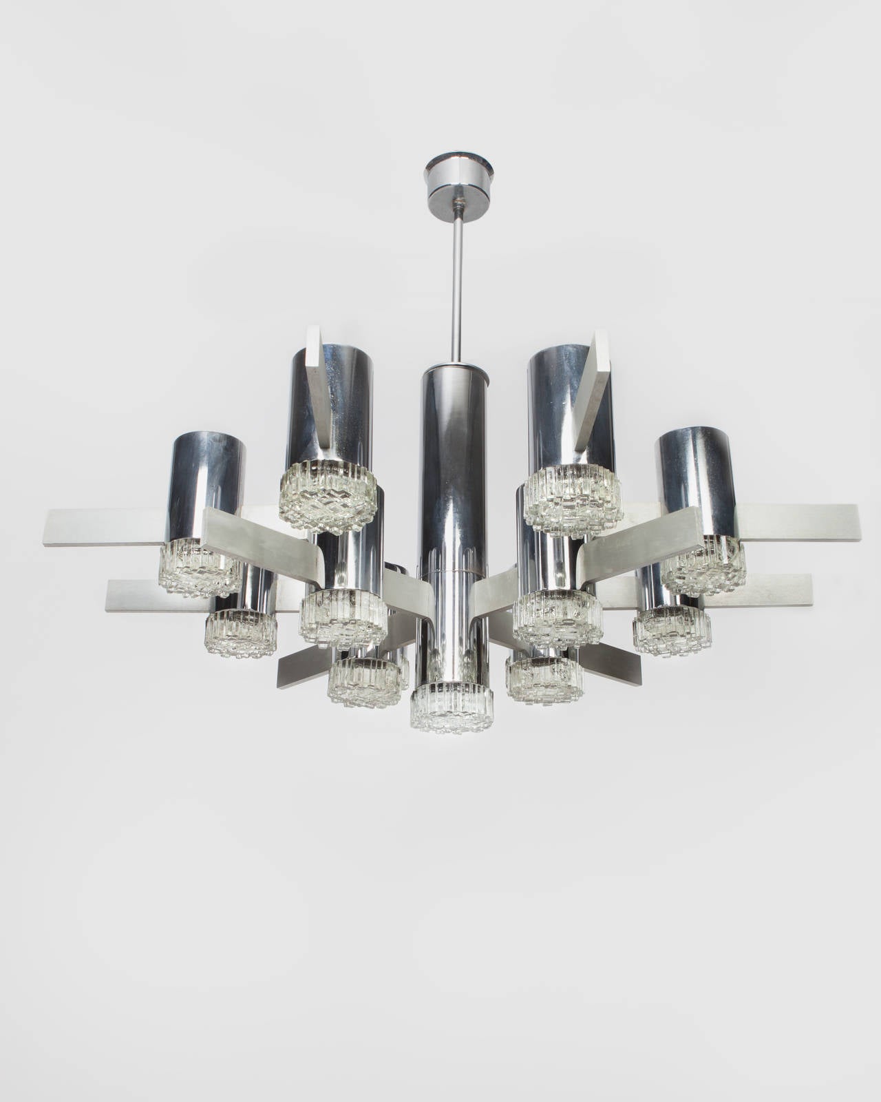AHL3921

A vintage thirteen-light polished chrome and brushed aluminum chandelier with textured glass diffusers. This sculptural mid-century modern fixture was designed by the Italian maker Gaetano Sciolari in the 1960s. Due to the antique nature