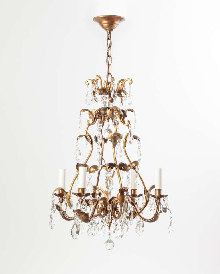 AHL3770

A four-light chandelier with hand-hammered foliate details in a warm age-darkened brass, dressed with clear prisms.

DIMENSIONS
Current height: 64-3/4
