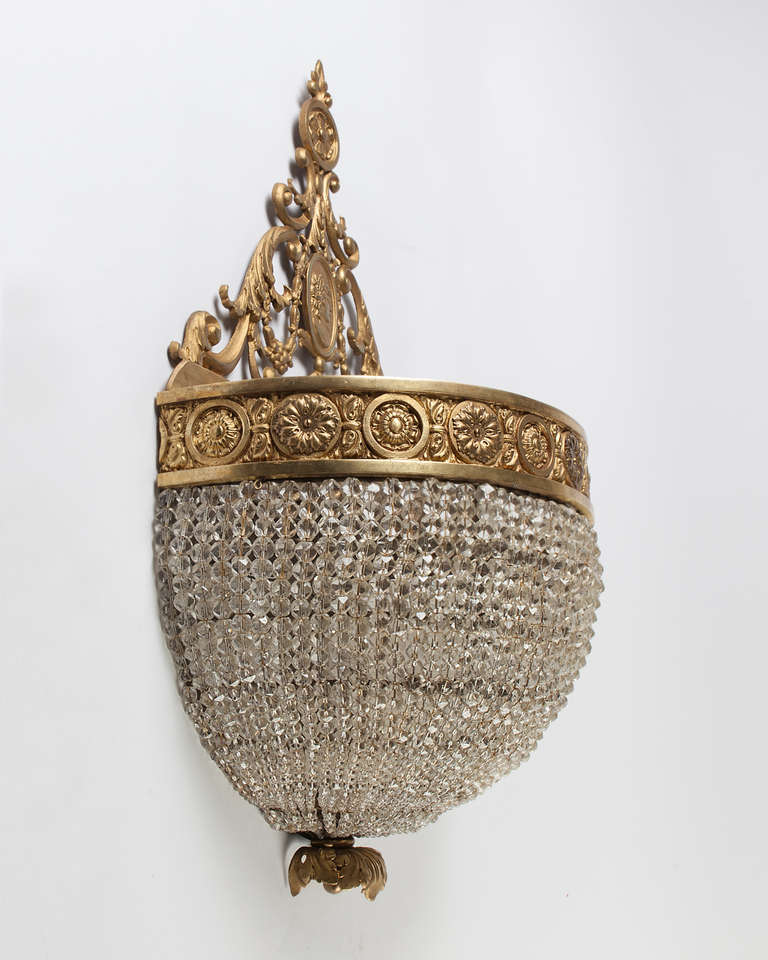 Néoclassique Appliques en laiton doré avec corsage en forme de demi- dôme en cristal taillé, vers 1920 en vente