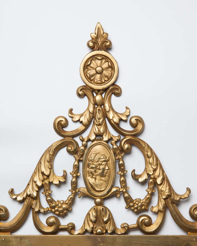 Doré Appliques en laiton doré avec corsage en forme de demi- dôme en cristal taillé, vers 1920 en vente