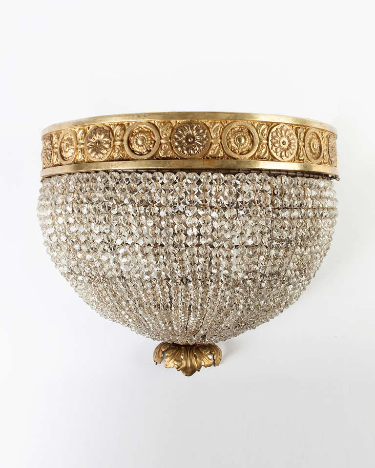 20ième siècle Appliques en laiton doré avec corsage en forme de demi- dôme en cristal taillé, vers 1920 en vente
