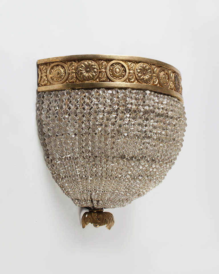 Cristal Appliques en laiton doré avec corsage en forme de demi- dôme en cristal taillé, vers 1920 en vente