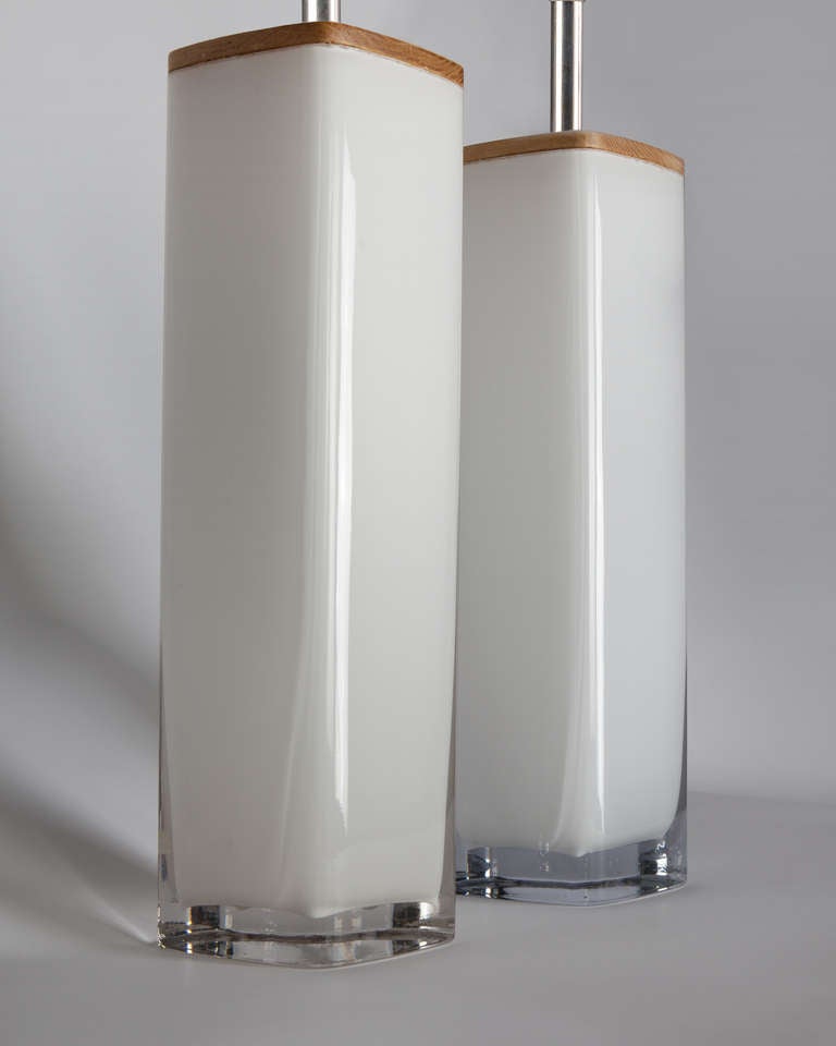 Pair of White Glass Table Lamps In Excellent Condition In New York, NY