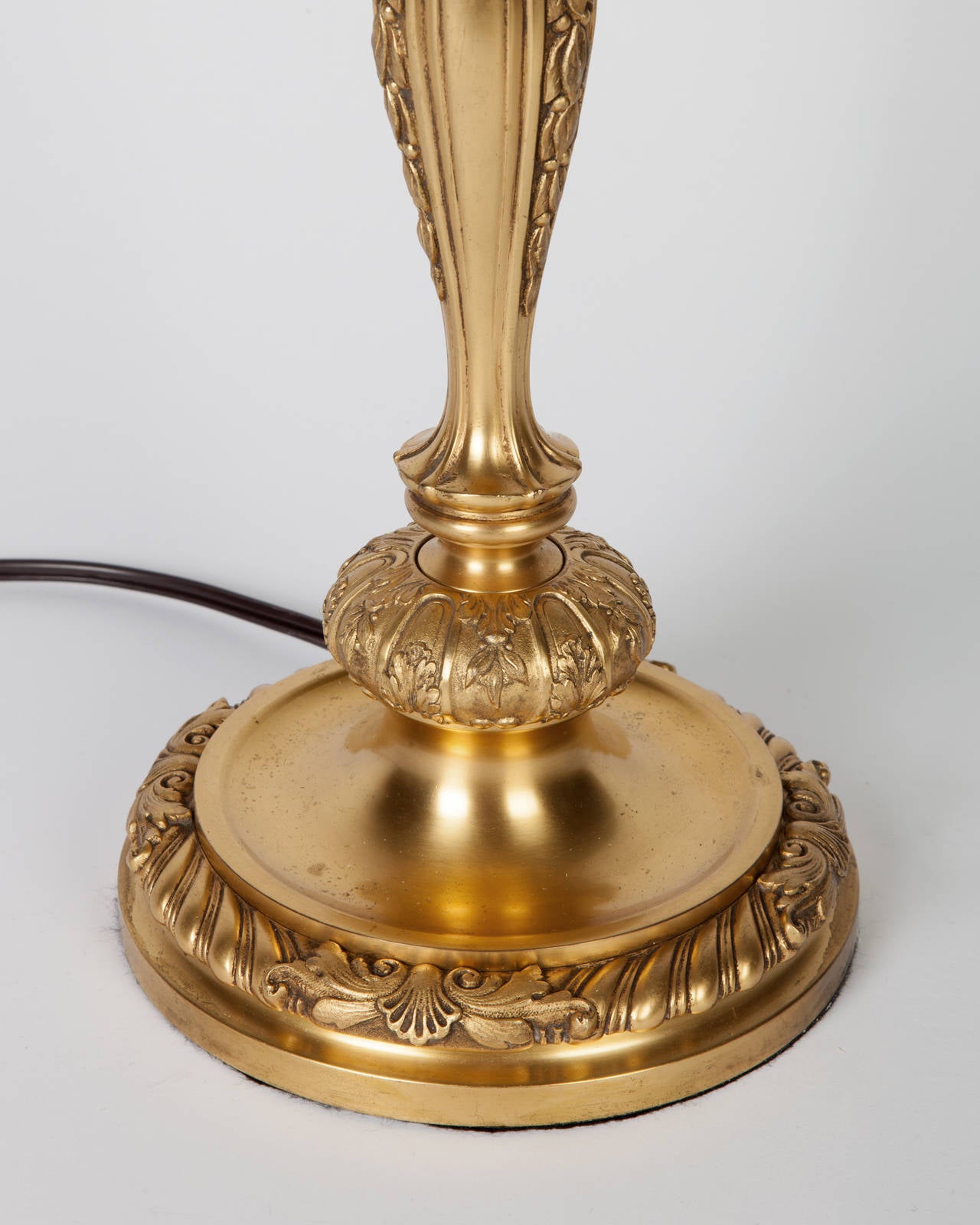 Doré Lampe en forme de balustre dorée avec campanules signée par le bronze sterling, vers les années 1910 en vente