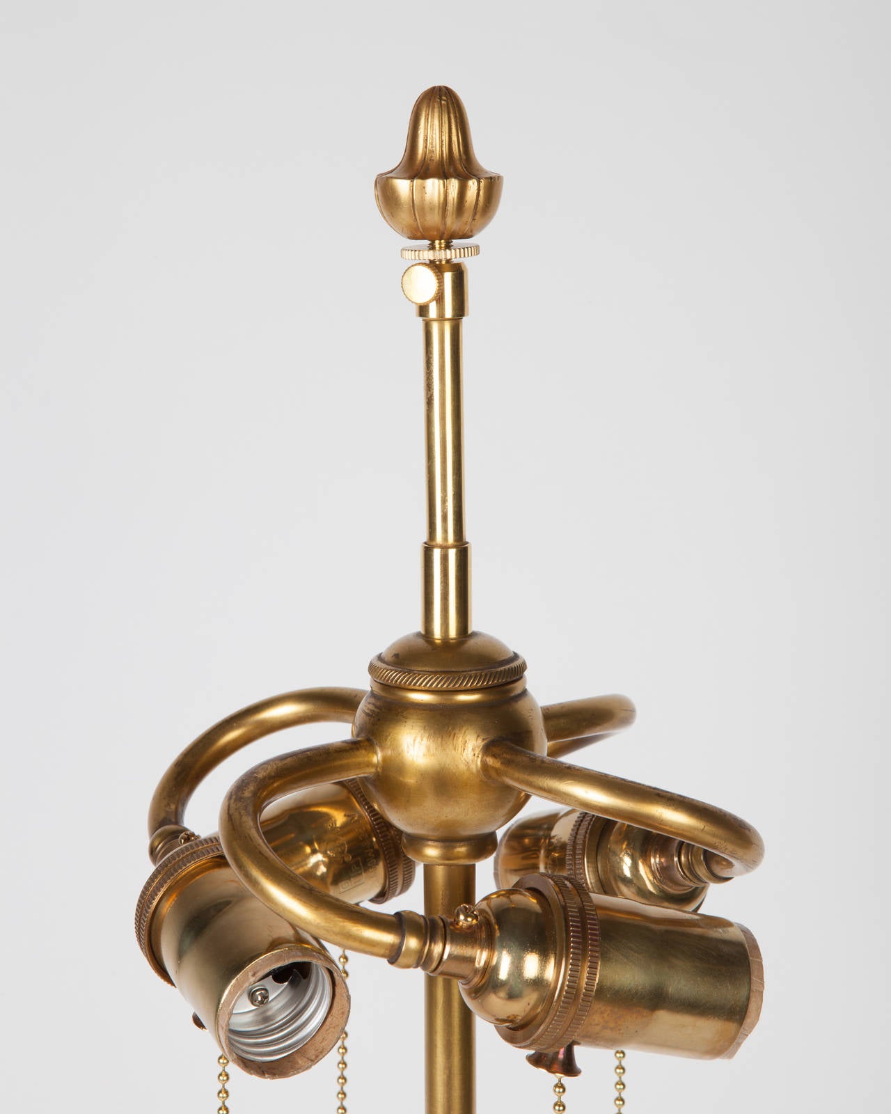 Néoclassique Lampe en forme de balustre dorée avec campanules signée par le bronze sterling, vers les années 1910 en vente