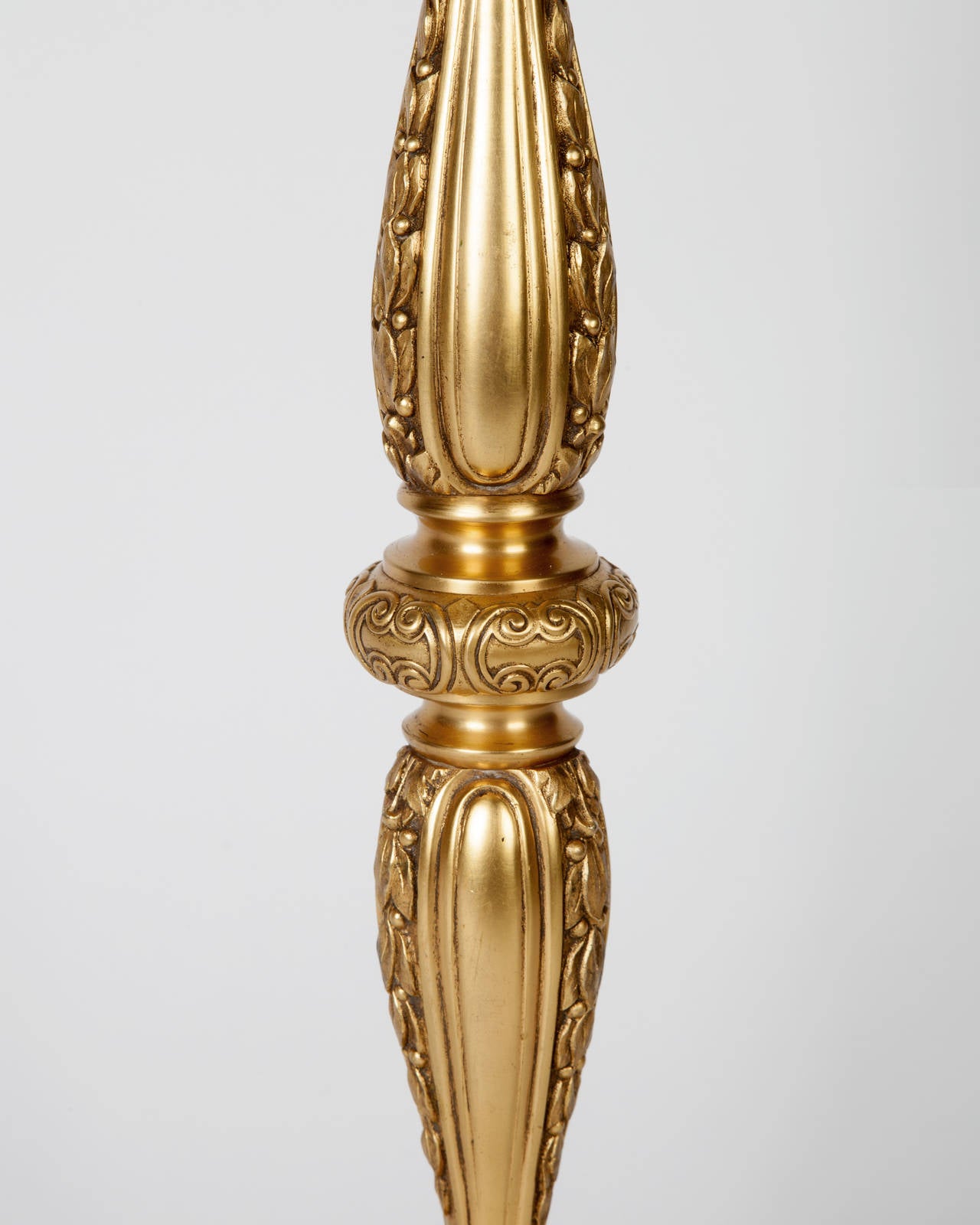 Américain Lampe en forme de balustre dorée avec campanules signée par le bronze sterling, vers les années 1910 en vente
