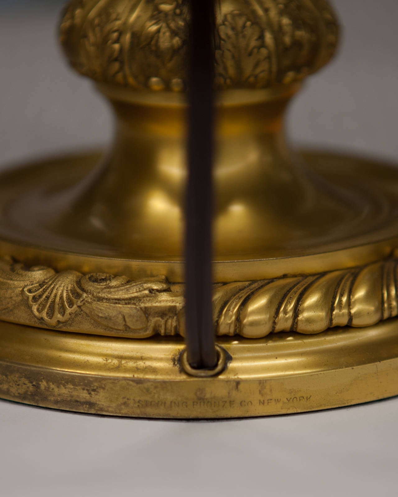 Lampe en forme de balustre dorée avec campanules signée par le bronze sterling, vers les années 1910 Bon état - En vente à New York, NY